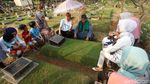 Potret Warga Ziarah Kubur di Hari Kedua Lebaran