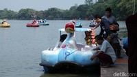 Perahu bebek memang banyak diminati, terutama pengunjung yang mengajak anak-anaknya.