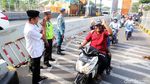Potret Deretan Karangan Bunga Terima Kasih kepada TNI-Polri di Suramadu