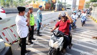Arus lalu lintas di Suramadu pada lebaran ini jauh lebih lancar dibanding lebaran tahun lalu. 