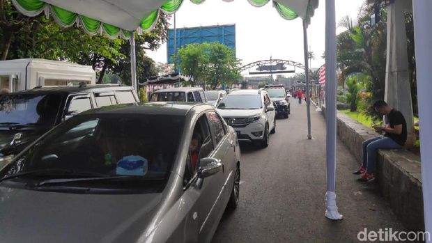 Ramai Warga Berlibur Lebaran, Lalin ke Pintu Masuk Ragunan Padat