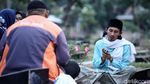 Momen Lebaran, Jasa Pembaca Doa di TPU Laris Manis