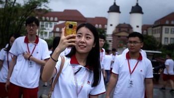 Ini adalah lulusan universitas yang menyambangi kantor Huawei, siap bekerja di sana. Foto: Reuters