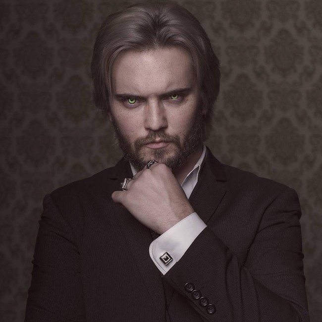 Aku makan dari energi lingkungan dalam ruangan atau dari kerumunan orang atau dari donor (darah) di mana aku merasakan energi seksual darinya, kata Logan, yang bersama Daley, dijuluki sebagai Raja dan Ratu Vampir Austin. (Foto: Instagram/@daleycatherine, @thelogansouth)