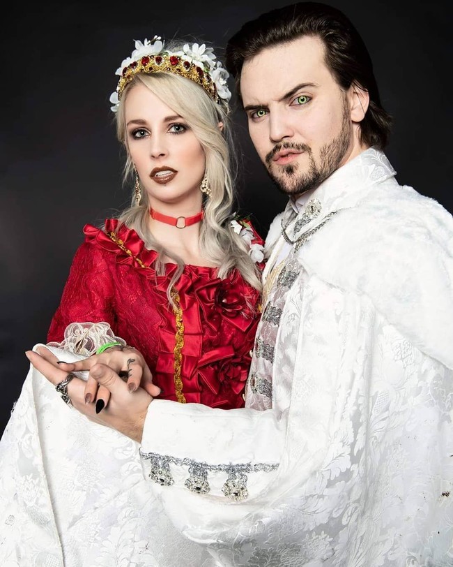  Menjadi vampir di dunia nyata, bukan berarti mereka berkeliaran dan menggigit leher manusia hidup demi mendapatkan darah. Cara Logan dan Daley minum darah berbeda. (Foto: Instagram/@daleycatherine, @thelogansouth)