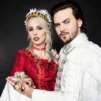  Menjadi vampir di dunia nyata, bukan berarti mereka berkeliaran dan menggigit leher manusia hidup demi mendapatkan darah. Cara Logan dan Daley minum darah berbeda. (Foto: Instagram/@daleycatherine, @thelogansouth)