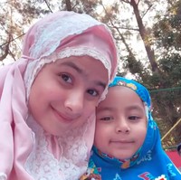 Mukena berwarna pink dengan detail renda yang cantik serupa dengan Nindy juga jadi pilihan artis Sonya Fatmala. Sonya mendampingi suaminya melaksanakan Salat Idul Fitri di kawasan Bandung Barat di mana Hengky Kurniawan menjadi wakil bupati di wilayah tersebut. (Foto: Instagram)
