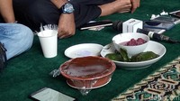 Ada suguhan dodol juga tape ketan di acara Halal Bi Halal ini. Foto: (Desi/detikHOT)