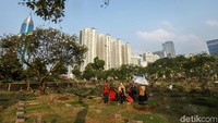 Mereka berziarah dengan mengajak keluarganya.