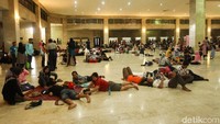 Sejumlah pengunjung melepas lelah dengan tiduran dan duduk-duduk di area Museum Monas.