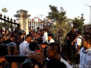 Jokowi Sapa Warga yang Berharap Pembagian Sembako di Malioboro