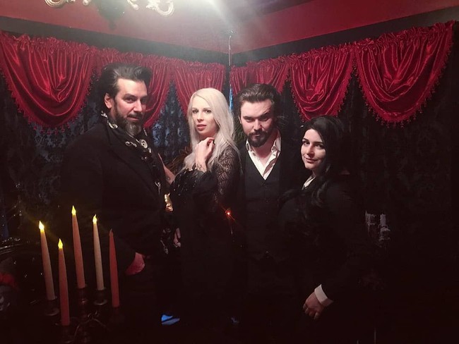 Tusukan peniti digunakan untuk menusuk ujung jari, dan kemudian darah yang menetes dikumpulkan atau dihisap langsung. Saat tidak menjadi vampir, mereka akan tidur sampai matahari terbenam. (Foto: Instagram/@daleycatherine, @thelogansouth)