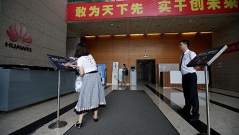 Seorang karyawan terlihat masuk kerja. Meski dijegal pemerintah Amerika Serikat yang memasukkan Huawei dalam daftar blacklist dan dipersulit mengimpor komponen, suasana kantor pusat Huawei tampak masih normal. Foto: Reuters