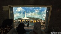 Selain ke puncak Monas, warga juga bisa mengunjungi museum yang menampilkan sejarah perjuangan Bangsa Indonesia.
