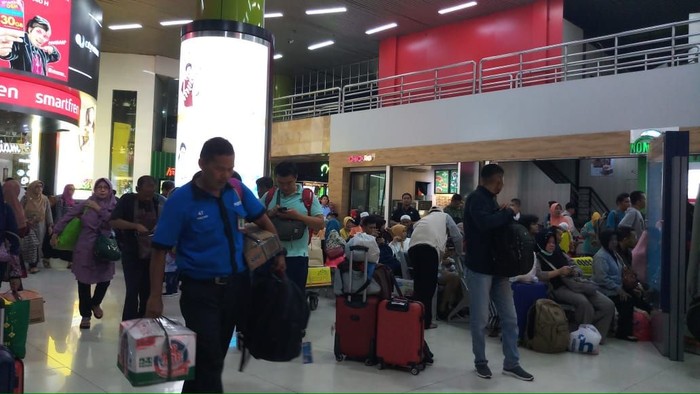 Kisah Portir Stasiun Gambir Rela Tak Mudik demi Tambahan Rezeki Saat Lebaran