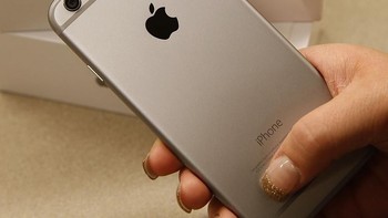 Ia mengusung perubahan desain total dibandingkan dengan iPhone 5S. Lebih besar dan lebih elegan. Foto: Getty Images