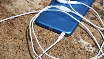 Tidak ada Touch ID maupun Face ID, namun iPod Touch anyar masih memiliki port jack audio 3,5mm. Foto: Pocket Lint