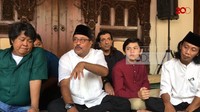Rano Karno menggelar Halal Bi Halal di kediamannya di kawasan Lebak Bulus, Jakarta Selatan. Beberapa bintang SI Doel hadir dalam kesempatan tersebut.  Foto: 20Detik