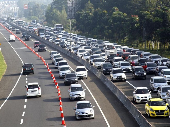 Sejumlah kendaraan memadati jalur Puncak di Gadog, Bogor, Jawa Barat, Kamis (6/6//2019). Memasuki libur hari kedua Lebaran, wisatawan mulai memadati jalur Puncak Bogor sehingga Polres Bogor memberlakukan rekayasa lalu lintas sistem buka tutup serta pemberlakuan 