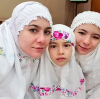 Aktris Wulan Guritno tampil cantik memakai mukena putih dengan detail bunga saat salat Ied. Wulan melaksanakan salah Idul Fitri bersama dua putrinya Shalom Razade dan London Abigail. (Foto: Instagram)