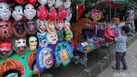 Tak hanya mainan ondel-ondel, topeng pun juga dijajakan di Setu Babakan.