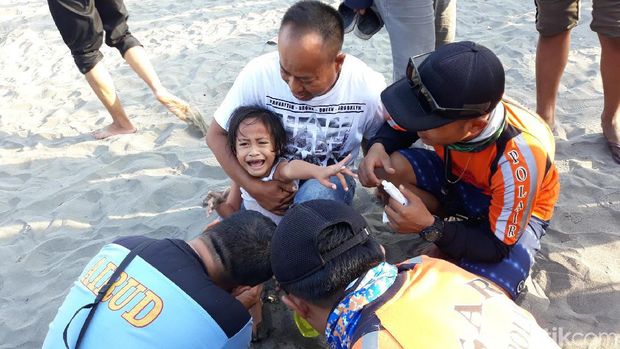 Hari Kedua Lebaran, 86 Wisatawan di Parangtritis Diserang Ubur-ubur