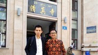 Penulis (berbatik) bersama kawan di depan Masjid Xian Fang, Harbin. Masjid ini tempat mahasiswa Indonesia sering menjalankan ibadah di bulan suci Ramadhan (Putra Wanda/Istimewa)