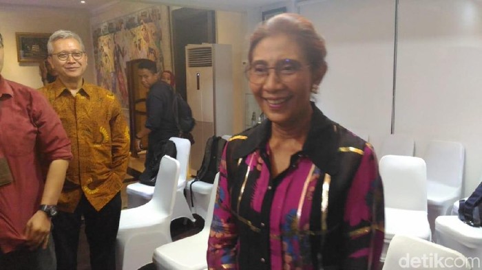 Saat open house Lebaran, Menteri Susi pamer busana yang dibeli online