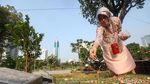 Potret Warga Ziarah Kubur di Hari Kedua Lebaran