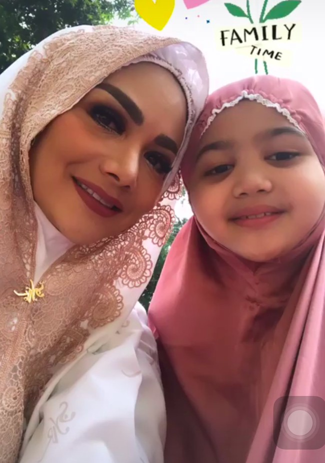 Krisdayanti melaksanakan salat Ied di masjid dekat rumahnya. Melalui unggahan Instagram Story pada Rabu (5/6/2019), KD pun memperlihatkan momen ketika dirinya memakai mukena bersama dengan putrinya Amora Lemos. Dalam foto tersebut, KD tampak memakai mukena dari brand Fatimah Syahrini milik penyanyi Syahrini. Ciri khas mukena tersebut selain monogram bertuliskan SYR adalah pin berbahan emas yang tersematkan di bawah dagu. Mukena yang habis terjual hingga 5.000 pieces ini harganya mencapai Rp 3,5 juta. (Foto: Instagram)