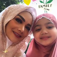 Krisdayanti melaksanakan salat Ied di masjid dekat rumahnya. Melalui unggahan Instagram Story pada Rabu (5/6/2019), KD pun memperlihatkan momen ketika dirinya memakai mukena bersama dengan putrinya Amora Lemos. Dalam foto tersebut, KD tampak memakai mukena dari brand Fatimah Syahrini milik penyanyi Syahrini. Ciri khas mukena tersebut selain monogram bertuliskan SYR adalah pin berbahan emas yang tersematkan di bawah dagu. Mukena yang habis terjual hingga 5.000 pieces ini harganya mencapai Rp 3,5 juta. (Foto: Instagram)