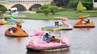 Wahana air banyak diminati oleh anak-anak.