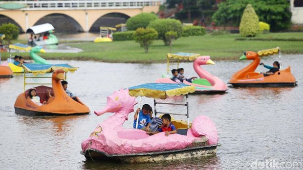 Taman Mini Indonesia Indah (TMII) juga dipenuhi pengunjung di hari kedua Lebaran, Kamis (6/6/2019). Pihak pengelola TMII menyebut setidaknya ada 35 ribu warga yang masuk TMII.