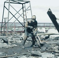 Banyak turis yang kini berwisata ke dareah Pripyat di Ukraina. Pripyat sendiri adalah kota mati karena tidak ada penduduk yang menempati setelah kejadian tragedi nuklir Chernobyl pada 1986 silam.  Foto: Chernobyl (imdb)