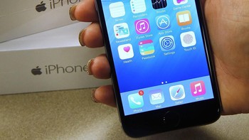 iPhone 6 di atas bersama dengan iPhone 6 Plus diluncurkan pada September 2014 atau 5 tahun lampau. Foto: Getty Images