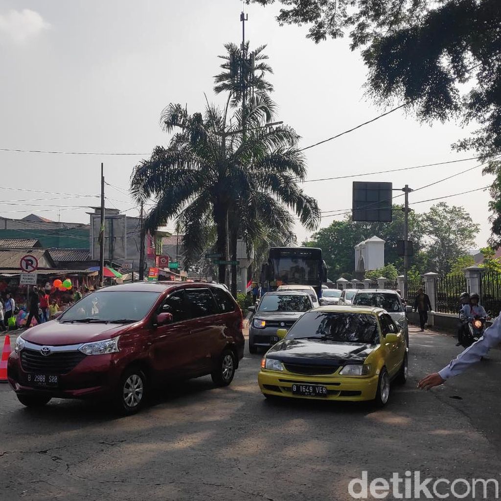 Ramai Warga Berlibur Lebaran, Lalin ke Pintu Masuk Ragunan Padat