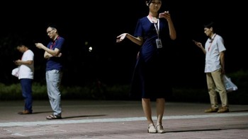 Suasana sepulang kerja di mana beberapa pegawai menantikan transportasi online. Foto: Reuters