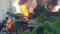 Bentrok antarpemuda Desa Gunung Jaya dan Desa Sampoabalo itu terjadi pada Senin (3/6) malam. Sebanyak 87 rumah di Desa Gunung Jaya terbakar akibat peristiwa ini. (Foto: Istimewa)