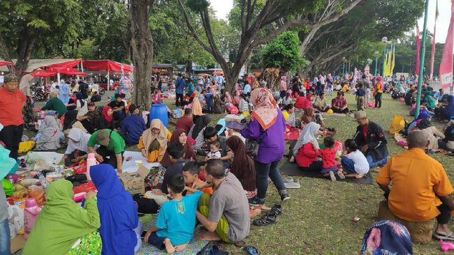 Lebaran Hari Kedua, Puluhan Ribu Warga Kunjungi TMII