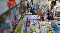 Warga memadati Pasar Gembrong untuk mencari mainan, Kamis (6/6/2019). 