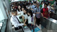 Penumpang MRT memadati Stasiun Bundaran HI, Jakarta Pusat. 
