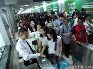 Lebaran Hari Kedua, Penumpang MRT Membludak