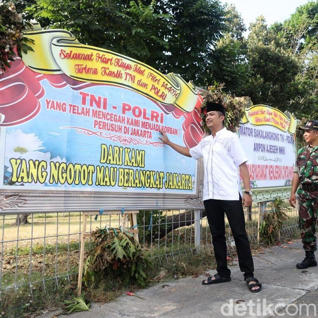 Potret Deretan Karangan Bunga Terima Kasih kepada TNI-Polri di Suramadu
