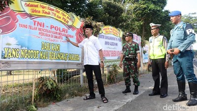 Potret Deretan Karangan Bunga Terima Kasih kepada TNI-Polri di Suramadu
