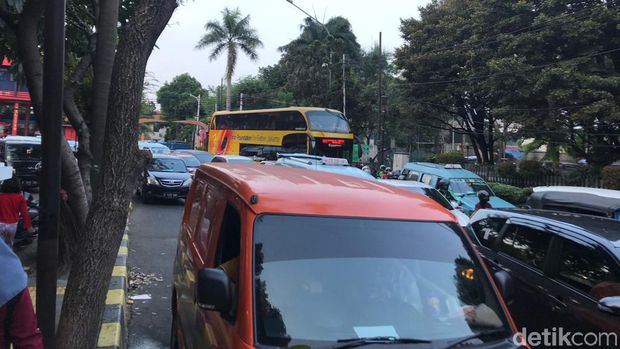 Ramai Pengunjung, Lalin di Kawasan Kota Tua Sore Ini Padat