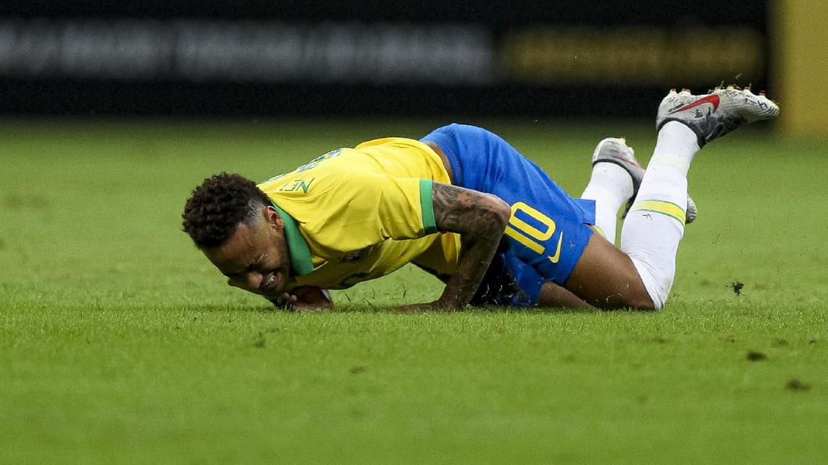 Neymar mengalami cedera saat membela Brasil menghadapi Qatar di laga persabatan, Kamis (6/6/2019) pagi WIB. (Foto: Buda Mendes/Getty Images)