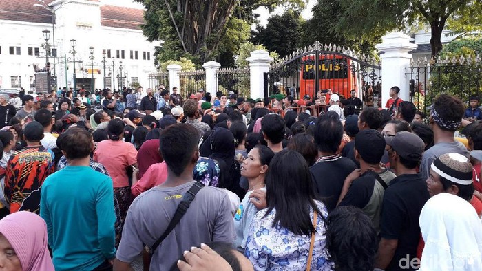 Ada Kabar Jokowi Bagi-bagi Sembako, Warga Berjejal di Malioboro