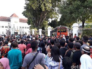 Ada Kabar Jokowi Bagi-bagi Sembako, Warga Berjejal di Malioboro