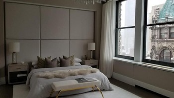 Salah satu kamar tidurnya. Ini adalah properti pertama yang dibeli Bezos pasca perceraiannya dengan sang istri, MacKenzie, yang prosesnya rampung belum lama ini. Foto: Street Easy