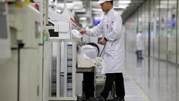 Suasana salah satu pabrik milik Huawei yang masih beroperasi seperti biasa. Foto: Reuters